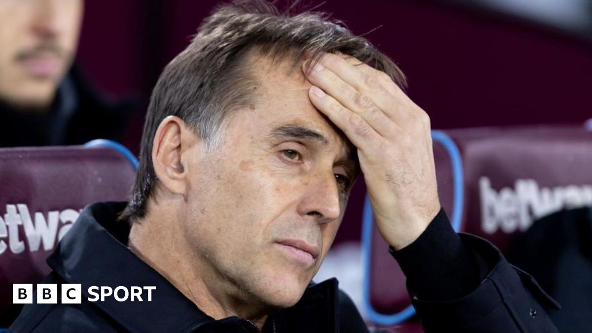 Julen Lopetegui holds his head on the West Ham bench