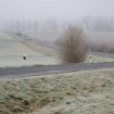 Wer auf den Straßen unterwegs ist, sollte am Mittwoch vorsichtig sein. (Archivbild) Foto: Harald Tittel/dpa