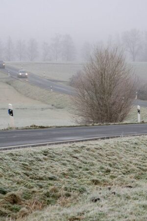 Wer auf den Straßen unterwegs ist, sollte am Mittwoch vorsichtig sein. (Archivbild) Foto: Harald Tittel/dpa