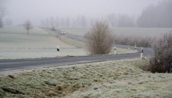 Wer auf den Straßen unterwegs ist, sollte am Mittwoch vorsichtig sein. (Archivbild) Foto: Harald Tittel/dpa