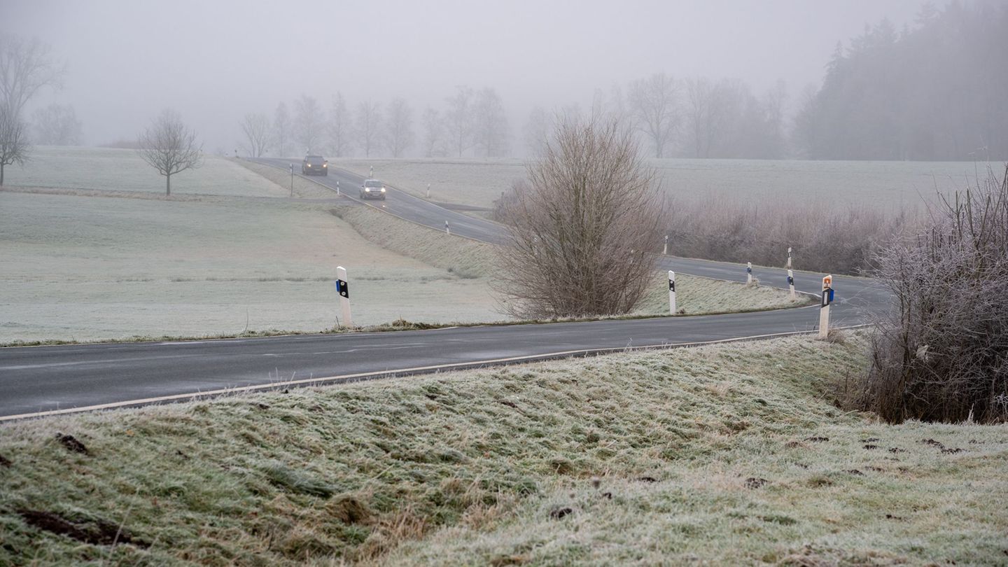 Wer auf den Straßen unterwegs ist, sollte am Mittwoch vorsichtig sein. (Archivbild) Foto: Harald Tittel/dpa