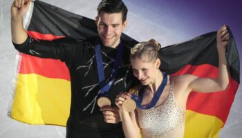 Nikita Wolodin (l) und Minerva Hase (r) holten erstmals seit 2011 wieder Gold für Deutschland bei einer Eiskunstlauf-EM. Foto: S