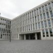 Brenzlige Lage am Innenministerium: Ein Pflasterstein fliegt im Eingangsbereich. (Archivbild) Foto: Jörg Carstensen/dpa