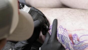 Zurück in die Gesellschaft: Hilfe für ehemalige Nazis: Tattoo-Studio entfernt rechte Motive kostenlos