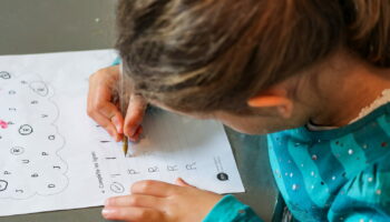 Tous ces devoirs à faire à la maison sont interdits en France, les parents l'ignorent