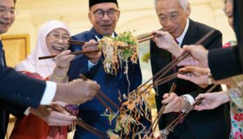 Le “yusheng”, la salade porte-bonheur du Nouvel An lunaire