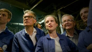 La candidate du Nouveau Front populaire pour Matignon, Lucie Castets, en visite à l'usine Duralex de La Chapelle-Saint-Mesmin (Loiret) le 31 juillet 2024