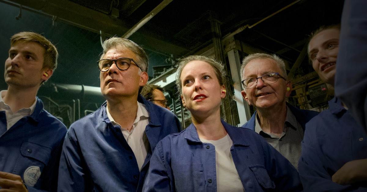 La candidate du Nouveau Front populaire pour Matignon, Lucie Castets, en visite à l'usine Duralex de La Chapelle-Saint-Mesmin (Loiret) le 31 juillet 2024