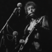 Bob Dylan brancha sa guitare électrique, et il y eut des  huées de colère et des cris d’extase