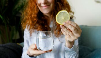 Vous buvez de l’eau tiède citronnée le matin ? Les résultats ne sont pas ceux qu’on pense