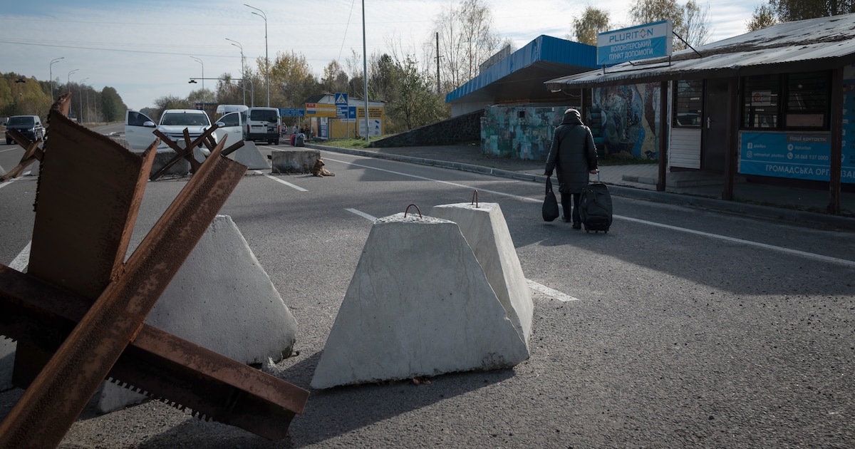 Le poste frontière de Domanove à la frontière entre l’Ukraine et le Bélarus est devenu l'unique couloir humanitaire pour les Ukrainiens fuyant les territoires occupés. Des hérissons anti-chars ont été installés pour éviter une attaque. (ocotbre 2024)