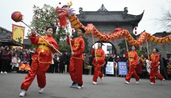 REPORTAGE. "Une longue pause sans travailler pendant un mois" : les vacances du Nouvel An chinois, un défi pour l'économie d'un pays en panne de croissance