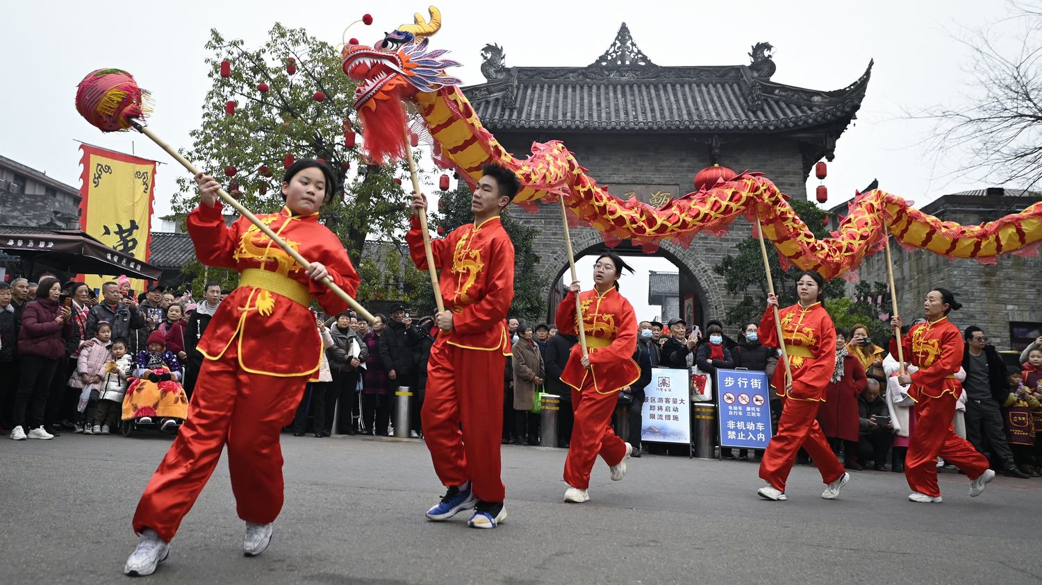 REPORTAGE. "Une longue pause sans travailler pendant un mois" : les vacances du Nouvel An chinois, un défi pour l'économie d'un pays en panne de croissance