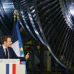 Emmanuel Macron devant une turbine nucléaire Arabelle dans les ateliers GE à Belfort, repris depuis par EDF, le jour de l'annonce de la relance du nucléaire civil en France, le 10 février 2022 (ARCHIVE)