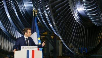 Emmanuel Macron devant une turbine nucléaire Arabelle dans les ateliers GE à Belfort, repris depuis par EDF, le jour de l'annonce de la relance du nucléaire civil en France, le 10 février 2022 (ARCHIVE)