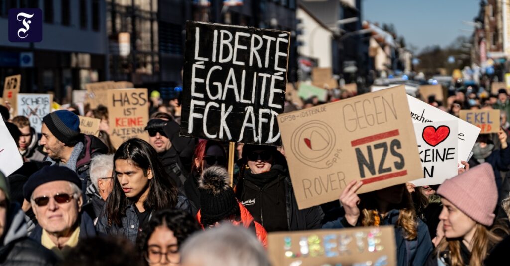 9000 Menschen demonstrieren gegen die AfD