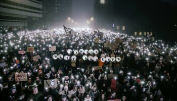 Demonstrationen: Zehntausende Menschen demonstrieren erneut gegen Rechtsruck