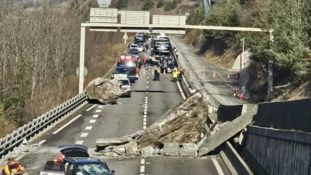 Savoie : après un éboulement sur la RN 90, des lits déployés dans les communes pour accueillir les "naufragés de la route"