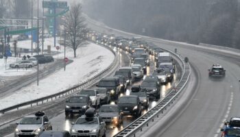 Savoie : après un éboulement, 1 500 naufragés de la route hébergés en urgence, l’accès aux stations de ski compliqué