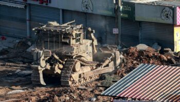 Un bulldozer israélien dans le camp palestinien de réfugiés d'Al-Fara, le 2 février 2025.