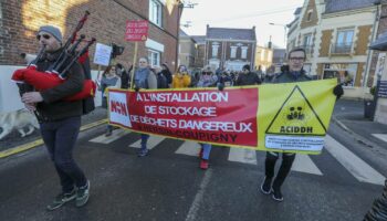 Dans le Pas-de-Calais, des centaines de personnes manifestent contre un projet de stockage de déchets dangereux