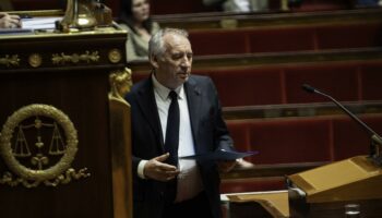 Bayrou prépare un 49.3 sur le budget : LFI et le RN brandissent la menace de la censure, les socialistes sous pression