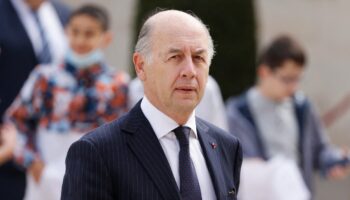 French businessman Serge Weinberg arrives at the Elysee presidential palace in Paris on May 7, 2022, to attend the investiture ceremony of Emmanuel Macron as French President, following his re-election last April 24. (Photo by Ludovic MARIN / AFP)