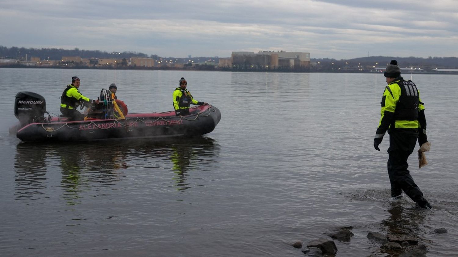 Quatre jours après la collision aérienne à Washington, 55 corps ont été repêchés dans le fleuve Potomac