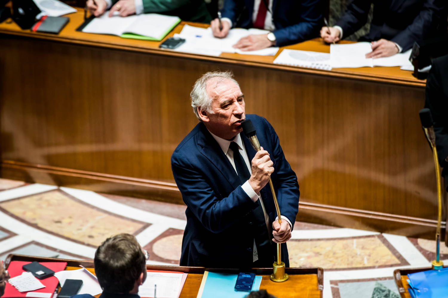 Motion de censure : Bayrou sur un siège éjectable... Le PS et le RN en position d'arbitre