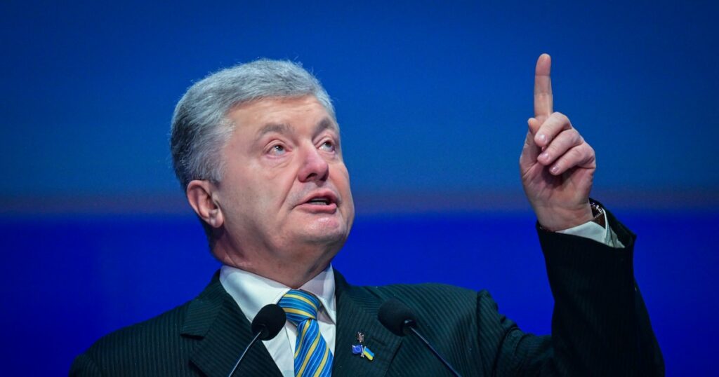 L'ancien président ukrainien Petro Porochenko fait un geste alors qu'il s'adresse au public lors du congrès du groupe du Parti populaire européen (PPE) à Bucarest, en Roumanie, le 6 mars 2024.