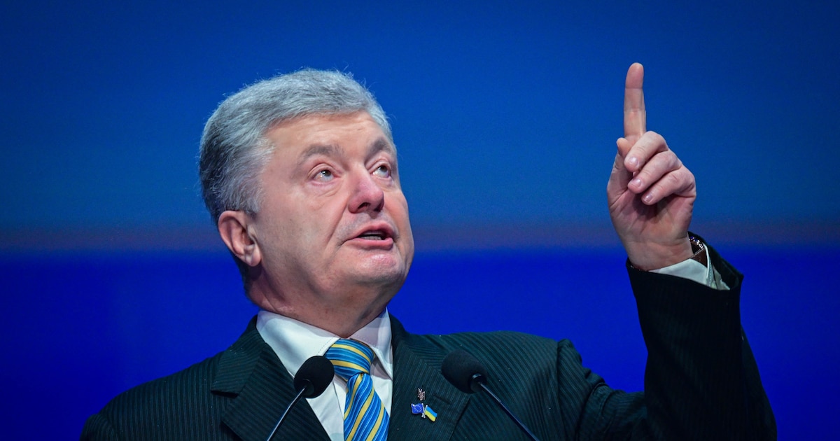 L'ancien président ukrainien Petro Porochenko fait un geste alors qu'il s'adresse au public lors du congrès du groupe du Parti populaire européen (PPE) à Bucarest, en Roumanie, le 6 mars 2024.