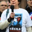 Mireille, la mère de Cécile Kohler, enseignante emprisonnée en Iran depuis 1000 jours sur des accusations d'espionnage contestées, lors d'une manifestation appelant à la libération de sa fille, à Soultz (Haut-Rhin), le 31 janvier 2025