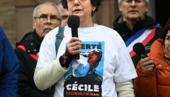 Mireille, la mère de Cécile Kohler, enseignante emprisonnée en Iran depuis 1000 jours sur des accusations d'espionnage contestées, lors d'une manifestation appelant à la libération de sa fille, à Soultz (Haut-Rhin), le 31 janvier 2025