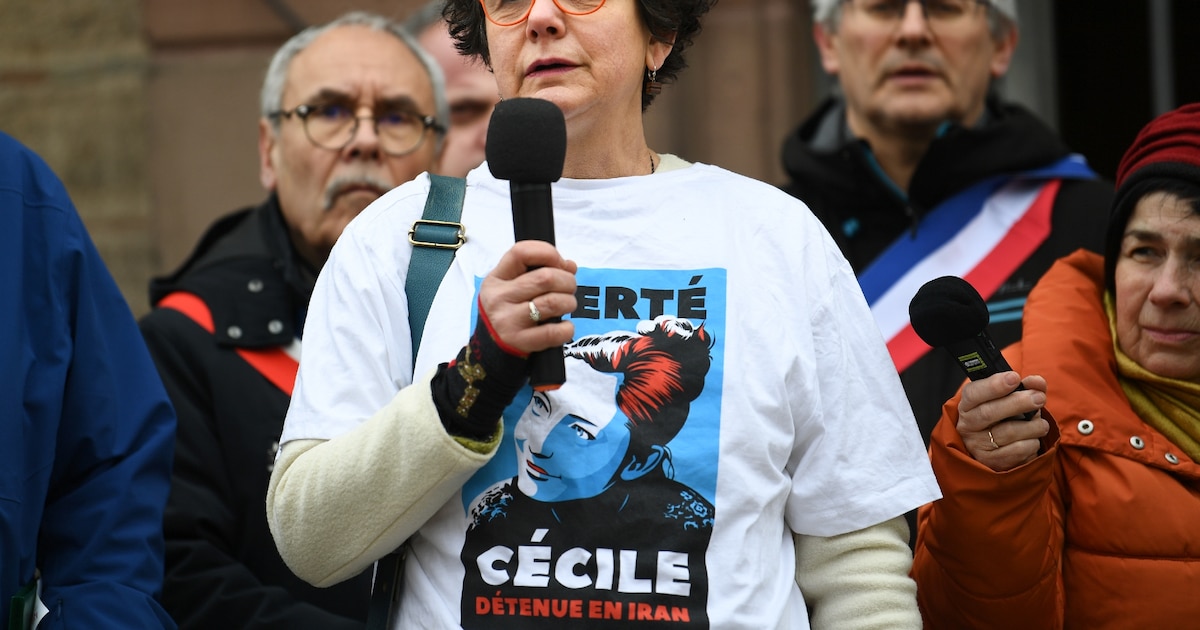 Mireille, la mère de Cécile Kohler, enseignante emprisonnée en Iran depuis 1000 jours sur des accusations d'espionnage contestées, lors d'une manifestation appelant à la libération de sa fille, à Soultz (Haut-Rhin), le 31 janvier 2025