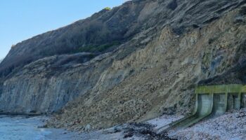 La plage de Port-en-Bessin-Huppain, dans le Calvados, fermée au public jusqu'à nouvel ordre après un éboulement d'une partie de la falaise