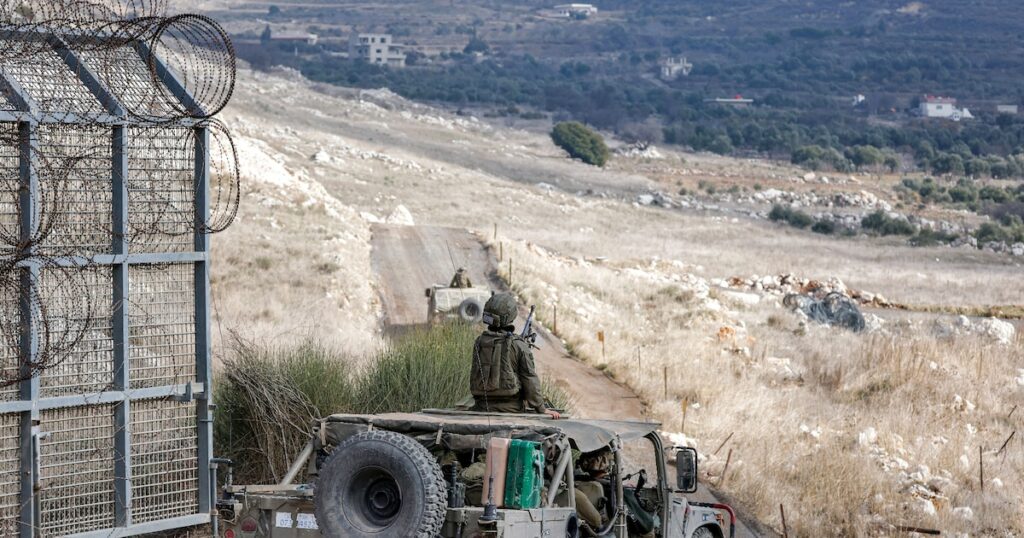 Des véhicules blindés de l'armée israélienne se déplacent dans la zone tampon contrôlée par l'ONU qui sépare les forces israéliennes et syriennes sur le plateau du Golan, près du village druze de Majdal Shams sur le plateau du Golan annexé par Israël, le 21 décembre 2024