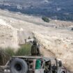 Des véhicules blindés de l'armée israélienne se déplacent dans la zone tampon contrôlée par l'ONU qui sépare les forces israéliennes et syriennes sur le plateau du Golan, près du village druze de Majdal Shams sur le plateau du Golan annexé par Israël, le 21 décembre 2024