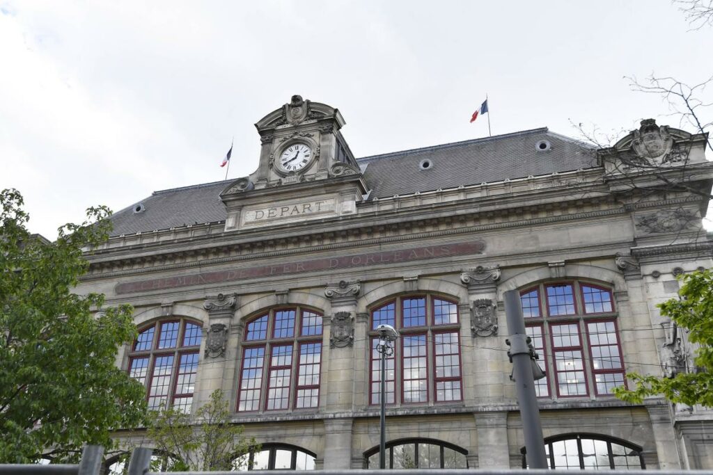 A la gare d’Austerlitz, des agents de la sûreté ferroviaire ouvrent le feu contre un homme qui taguait des croix gammées, deux personnes blessées