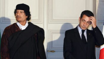 Mouammar Kadhafi et Nicolas Sarkozy le 10 décembre 2007 à l'Elysée à Paris