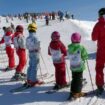 Des enfants dans un école de ski à Arâches-la-Frasse, en France, le 27 février 2012