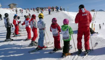 Des enfants dans un école de ski à Arâches-la-Frasse, en France, le 27 février 2012