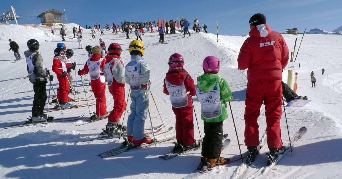 Des enfants dans un école de ski à Arâches-la-Frasse, en France, le 27 février 2012