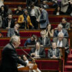 François Bayrou pose son double 49.3, les socialistes mis en joue par LFI