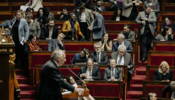 François Bayrou pose son double 49.3, les socialistes mis en joue par LFI