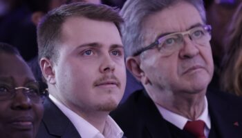 Le député LFI Louis Boyard candidat à la mairie de Villeneuve-Saint-Georges, près de Paris, avec le leader insoumis Jean-Luc Mélenchon, le 23 janvier 2025.