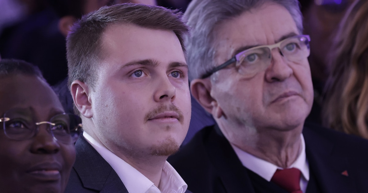 Le député LFI Louis Boyard candidat à la mairie de Villeneuve-Saint-Georges, près de Paris, avec le leader insoumis Jean-Luc Mélenchon, le 23 janvier 2025.