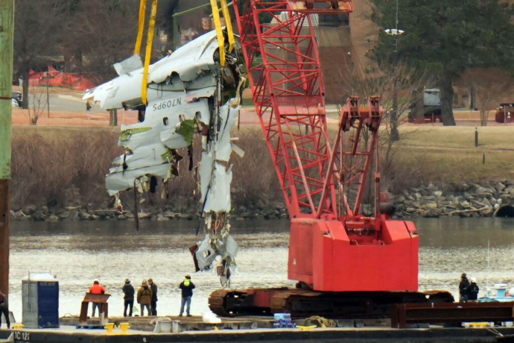 Collision aérienne de Washington : une partie du fuselage de l’avion repêchée du Potomac