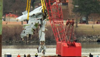 Collision aérienne de Washington : une partie du fuselage de l’avion repêchée du Potomac