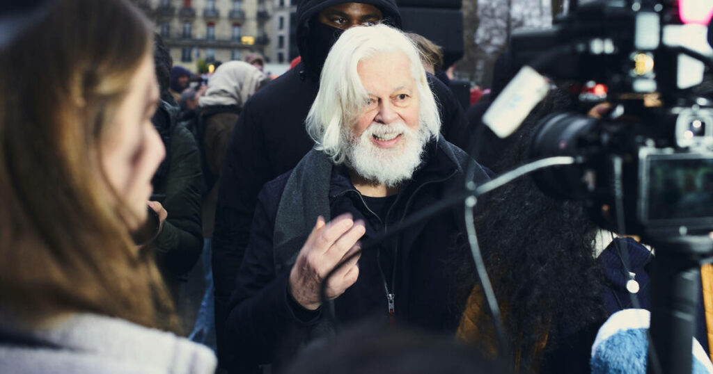 Le défenseur des baleines Paul Watson médaillé par Paris