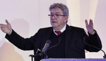 Budget 2025 : les socialistes "rallient" le gouvernement en refusant de le censurer, affirme Jean-Luc Mélenchon